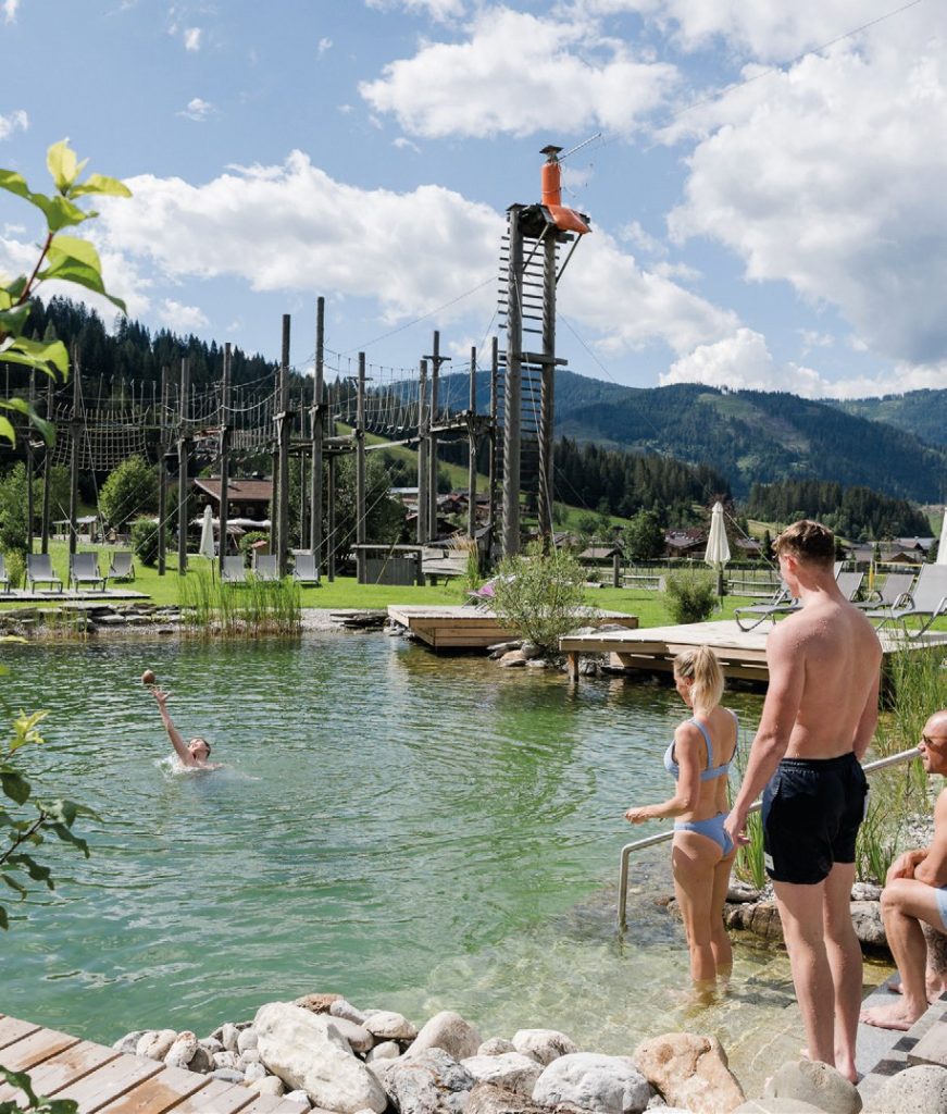 Almsee und Kletterfelsen der Almlust in Flachau mit Familie am Wasser