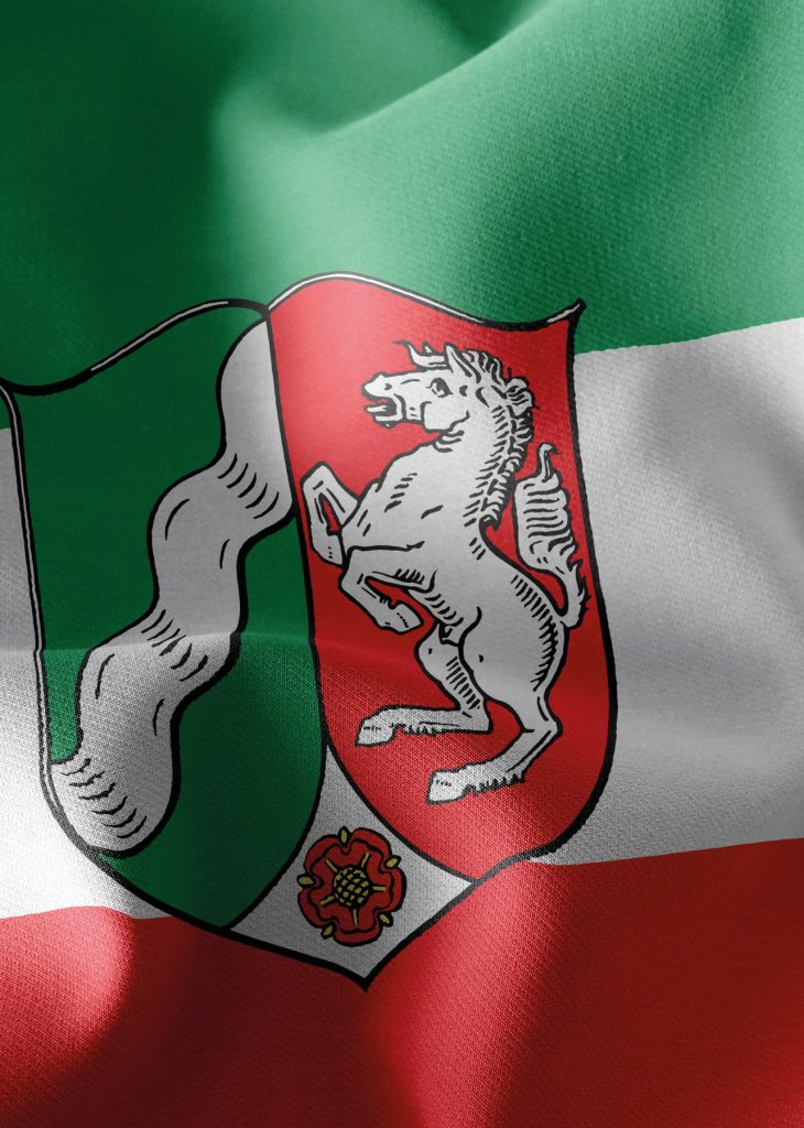 Rheinland Exklusiv Magazin: 80 Jahre Nordrhein-Westfalen mit NRW Flagge und regionaler Identität