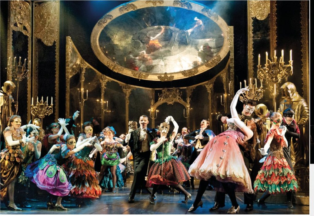 Rheinland Exklusiv Magazin: Das Phantom der Oper im Musical Dome Köln mit Bühnenszene aus der Musicalproduktion